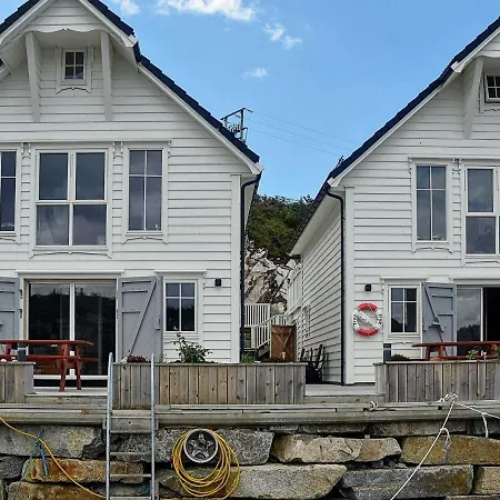8 Person In Urangsvag-by Traum