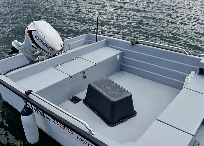 8 Person In Urangsvag-by Traum